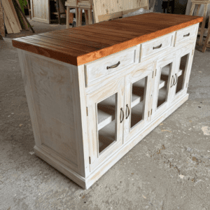 Buffet rústico blanco albayalde con notas de nogal