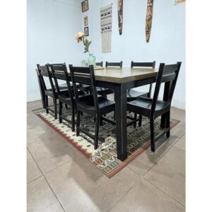 Comedor rústico con 8 sillas, estructura negra y cubierta café claro