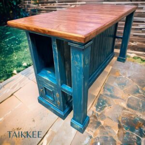 Isla rústica con 3 taburetes color azul decapado y cubierta nogal