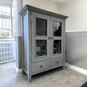 Vitrina rústica Berlín con puertas en vidrio, colores a elección