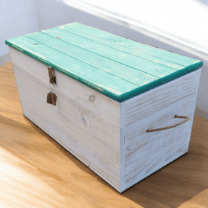 Baúl rústico color blanco decapado con cubierta turquesa