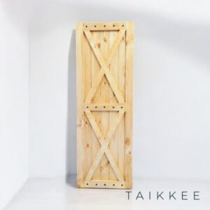 Puerta Rústica de Madera estilo cruz con tachas decorativas – Estilo Granero Personalizable